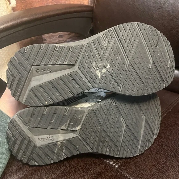 Brooks Revel 6 Black and White Running Shoes